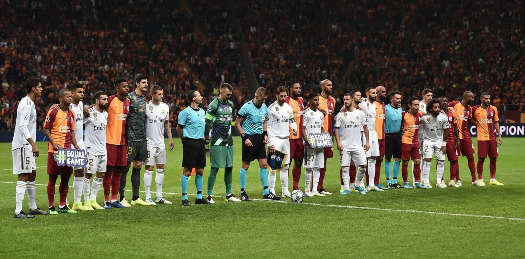 Jugadores del Galatasaray y el Real Madrid