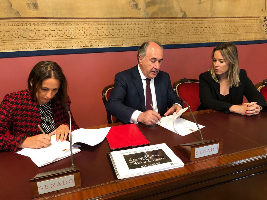 El alcalde de Algeciras junto a las hijas de Paco de Lucía,  durante la rúbrica del convenio para ña creaciçon del Centro de Interpretación del artista algecireño.