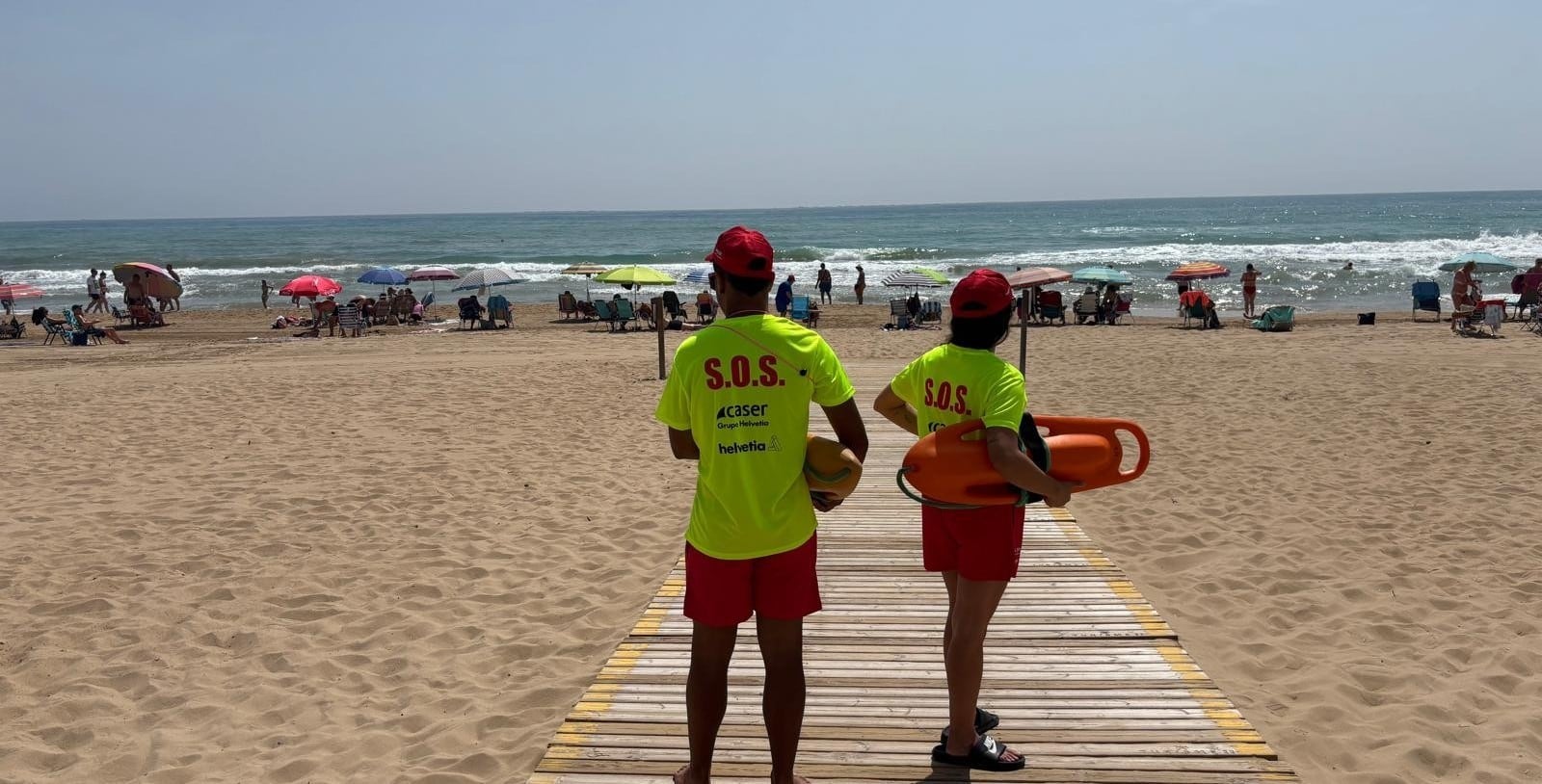 Socorristas en una playa andaluza