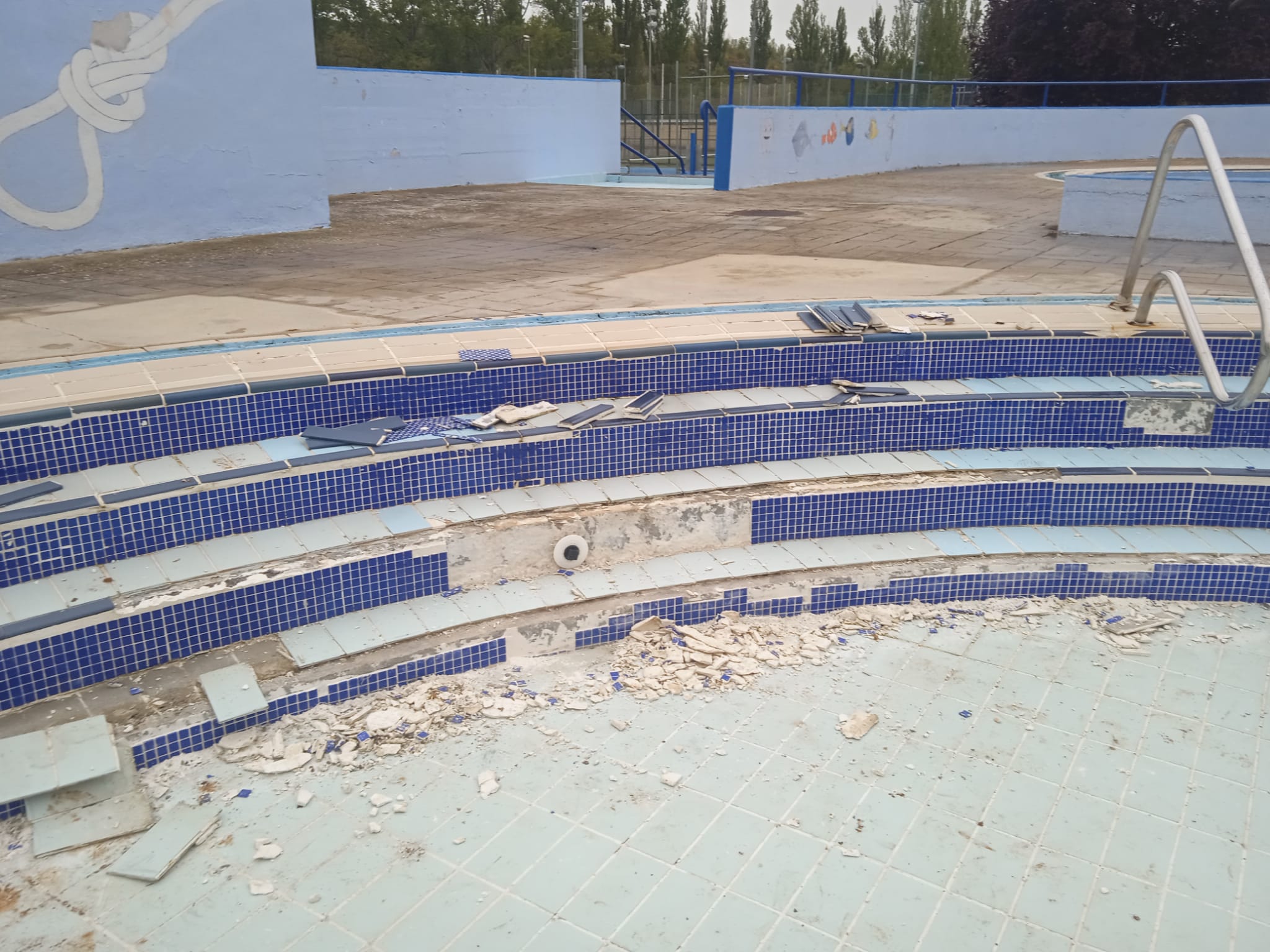 Las obras, que se prolongarán hasta final del mes de agosto, han comenzado con la piscina exterior y, una vez abierta, continuarán en la zona termal.