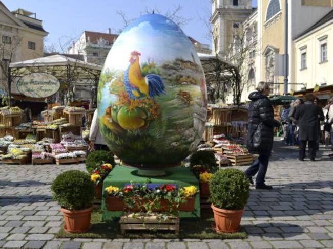 Un gigante huevo de pascua pintado se expone en el mercado de Freyung, en el casco antiguo de Viena. La mayor montaña de estos productos de Europa se alza estos días, con más de 40.000 unidades pintadas artesanalmente, en la plaza Freyung.