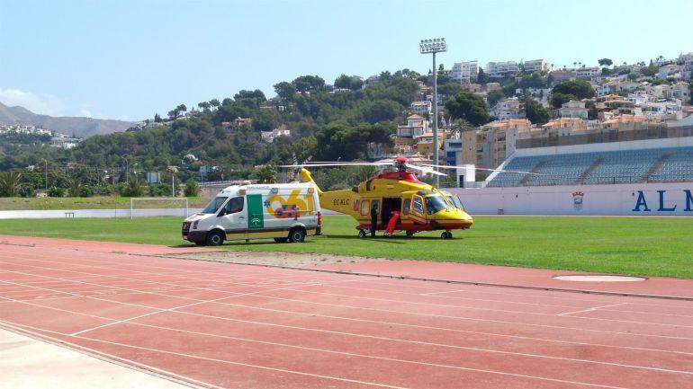 Traslado del niño herido tras caer a una piscina desde Almuñécar a Granada en el helicóptero del 061