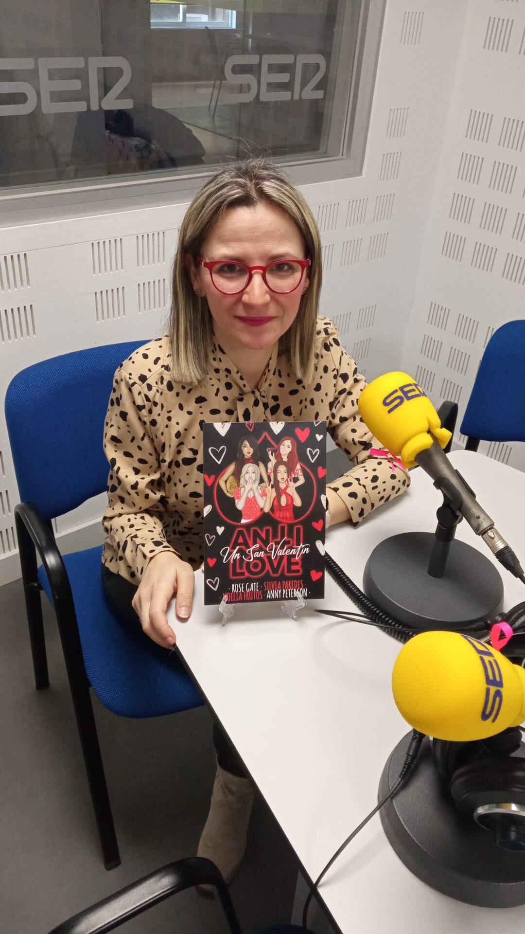 Noelia Frutos, presentando su libro en SER Puertollano