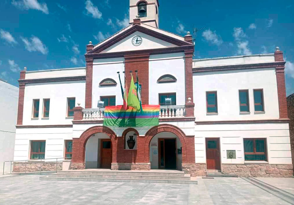 La bandera arcoíris del colectivo LGTBI luce desde ayer lunes en el balcón del Ayuntamiento de Puente de Génave (Jaén), primer municipio gobernado por Vox en la provincia de Jaén, una decisión adoptada con motivo de la celebración del Día del Orgullo.