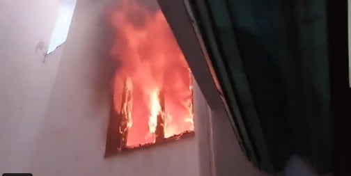 Imagen de las llamas del incendio en una vivienda en la calle Paz que ha provocado el desalojo de los vecinos