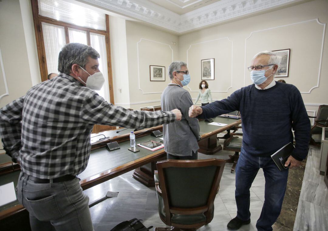 El alcalde, Joan Ribó, acompañado del vicealcalde, Sergi Campillo, se reunieron con representantes sindicales de CPS-Puerto de València.