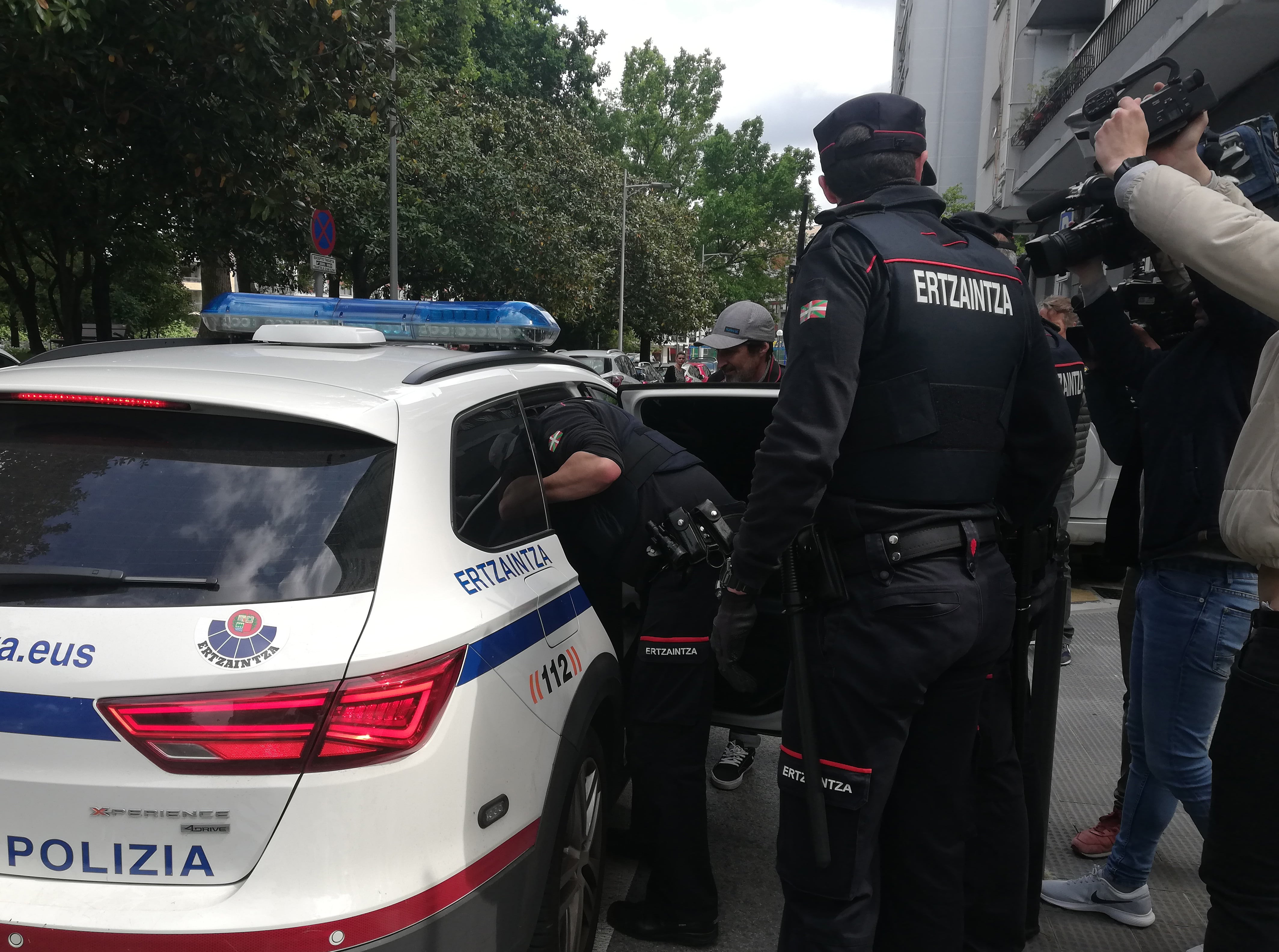 Dos ertzainas introducen a un detenido en el coche en una imagen de archivo.