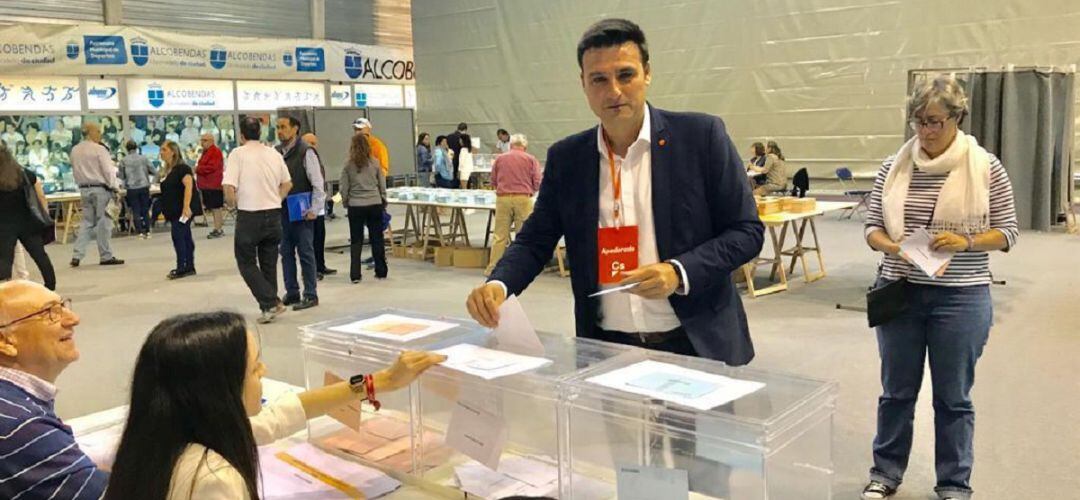 Miguel Ángel Arranz, candidato de Cs en Alcobendas votando en un colegio electoral