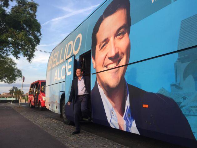 El candidato del Partido Popular, José María Bellido, bajando del autobús de campaña.