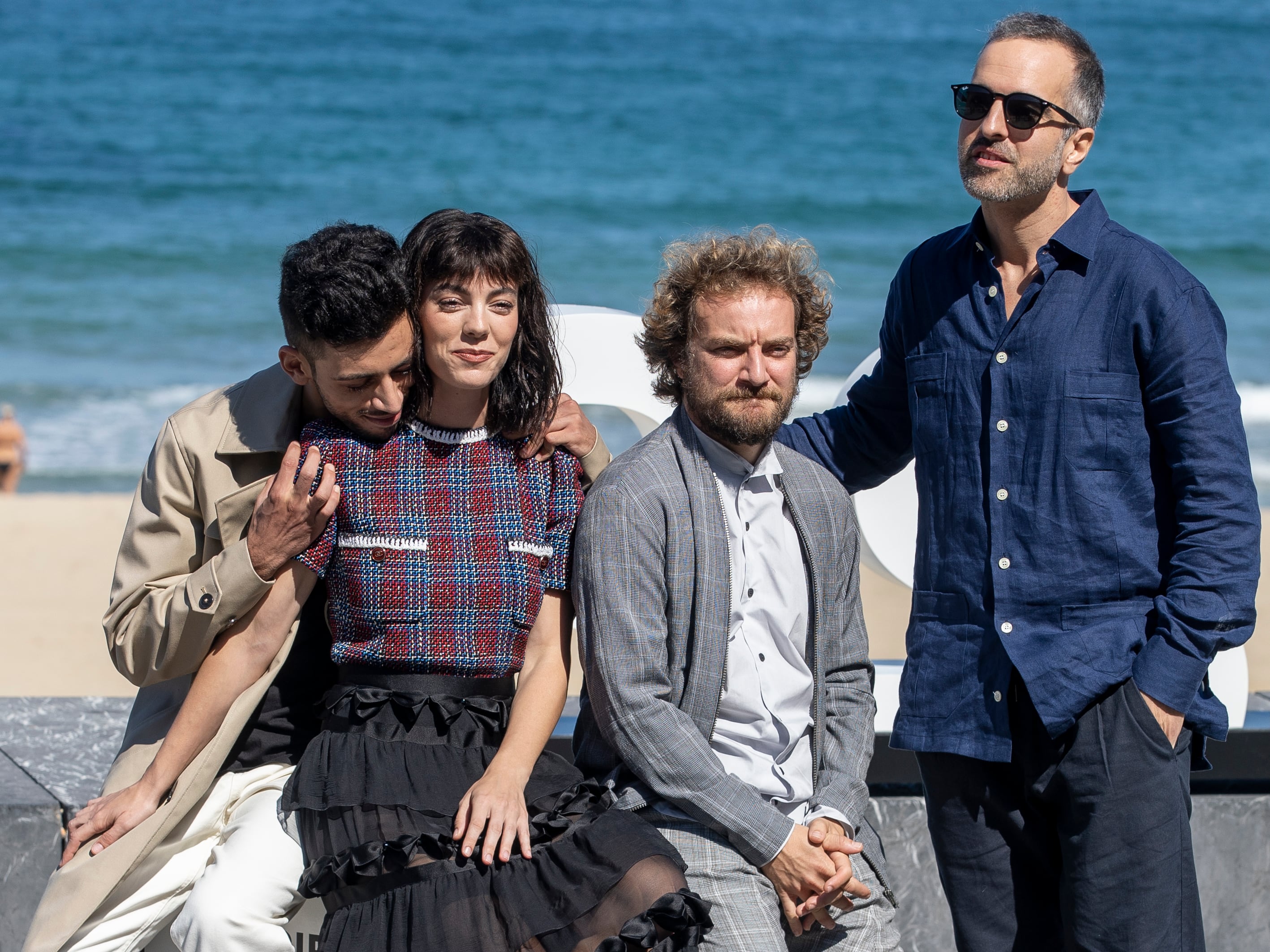 El director Mikel Gurrea (d) y los actores Vicky Luengo (2i), Ilyass El Ouahdani (i) y Pol López (2d), posan este lunes en el 70 Festival de Cine de San Sebastián, donde su película &quot;Suro&quot; compite en la Sección Oficial. EFE/Javier Etxezarreta.