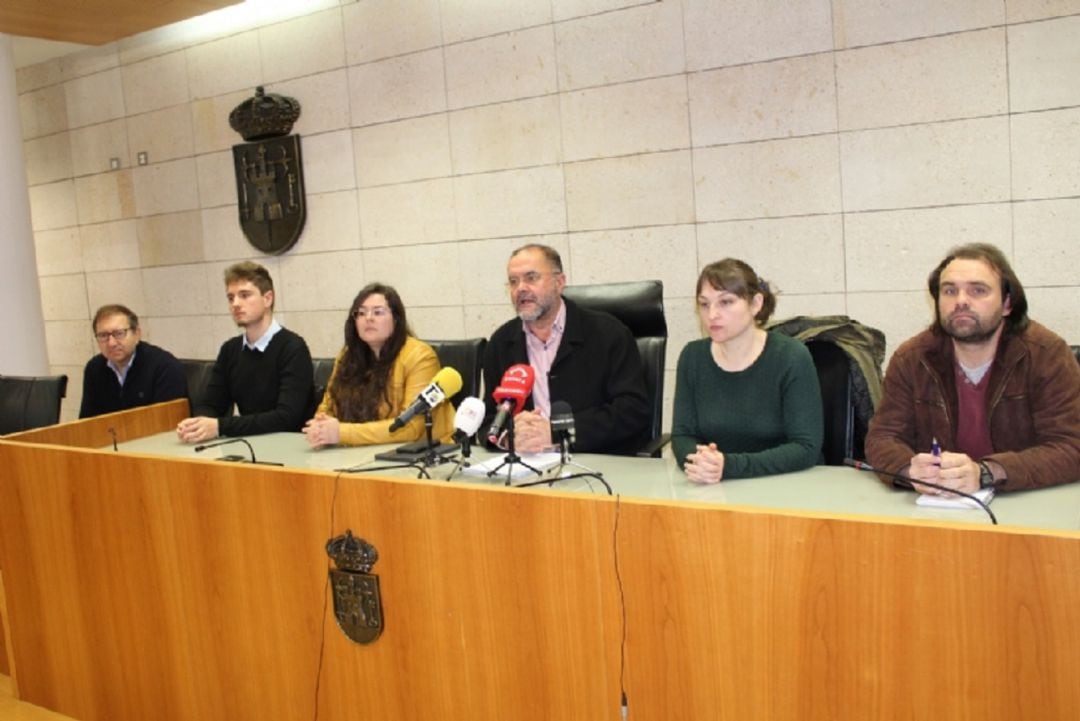 El alcalde Juan José Cánovas (Ganar Totana-IU) junto al resto de concejales de su equipo de gobierno