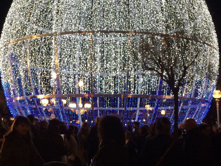 La gran bola de nieve de la plaza de Cervantes, iluminada. 