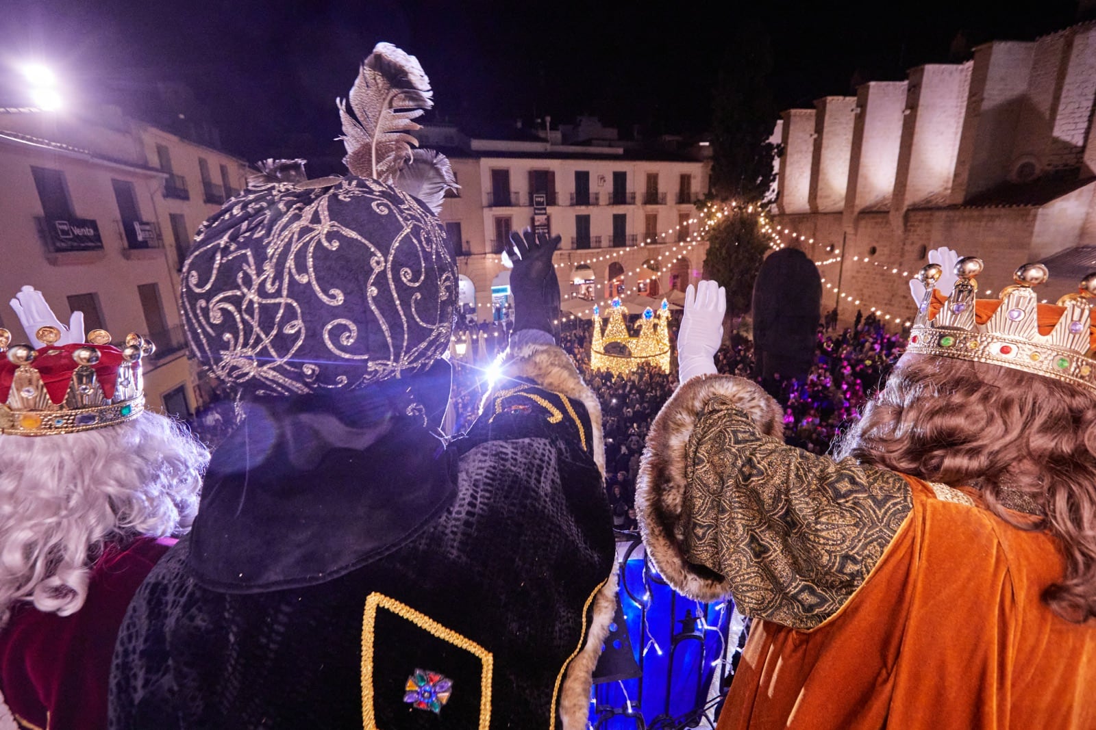 Los Reyes Magos de Oriente saludando a los niños y niñas desde el balcón del Ayuntamiento de Gandia después de la cabalgata. Imagen de archivo. 