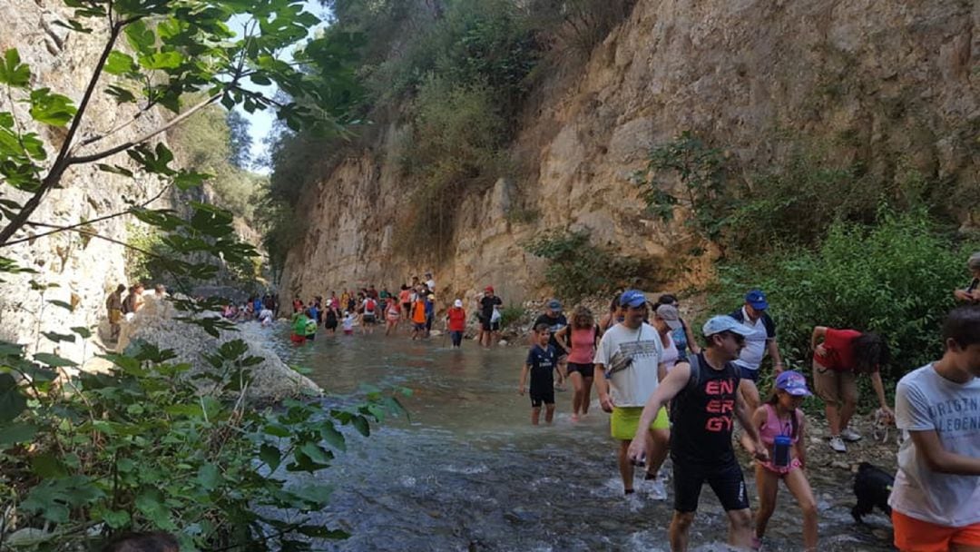 Decenas de ciudadanos se sumaron a la marcha por Los Cañones