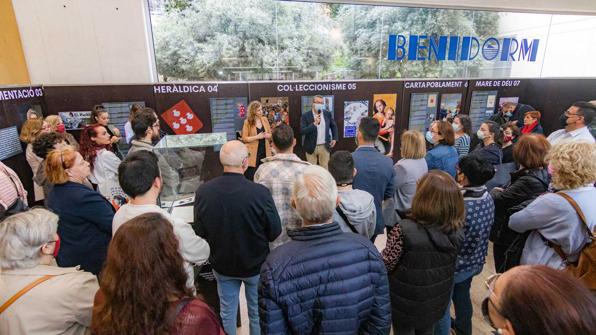 Inauguración de la exposición en el hall del Ayuntamiento de Benidorm