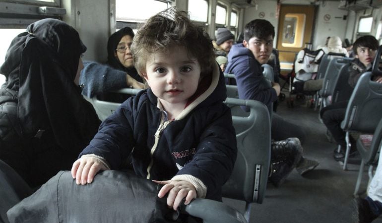 Un grupo de refugiados de Siria, Irak y Afganistán coge un tren con dirección a Croacia en la estación de la ciudad de Presevo (sur de Serbia).