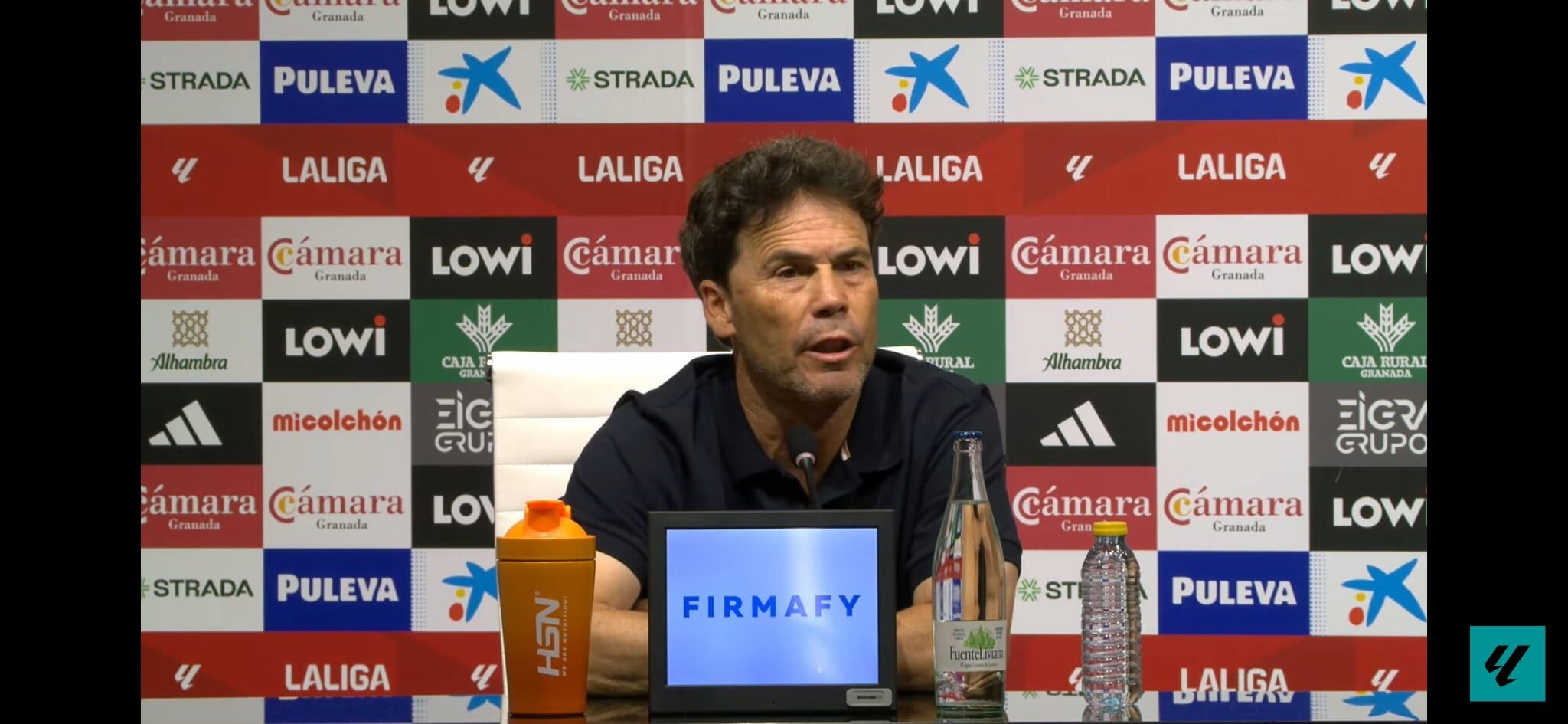 Rubi en la sala de prensa del Nuevo Estadio de Los Cármenes.
