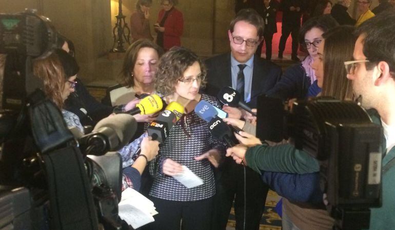 La consellera d'ensenyament atenent als mitjans