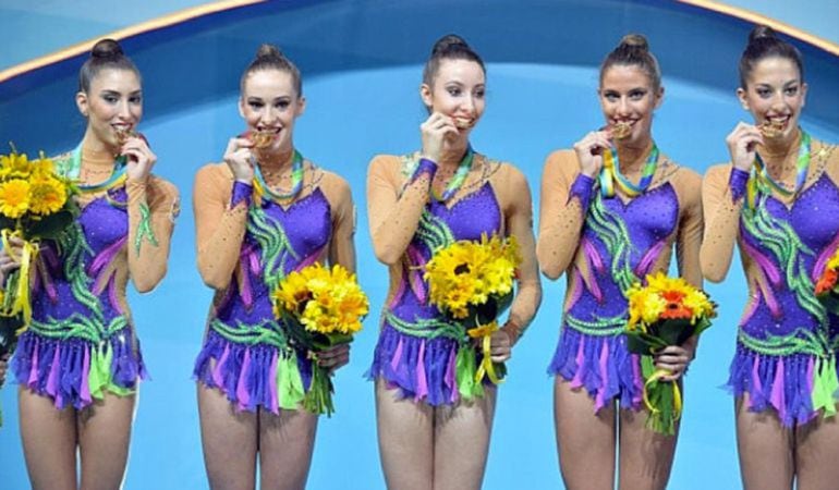 La gimnasta Sandra Aguilar, junto a sus compañeras de selección