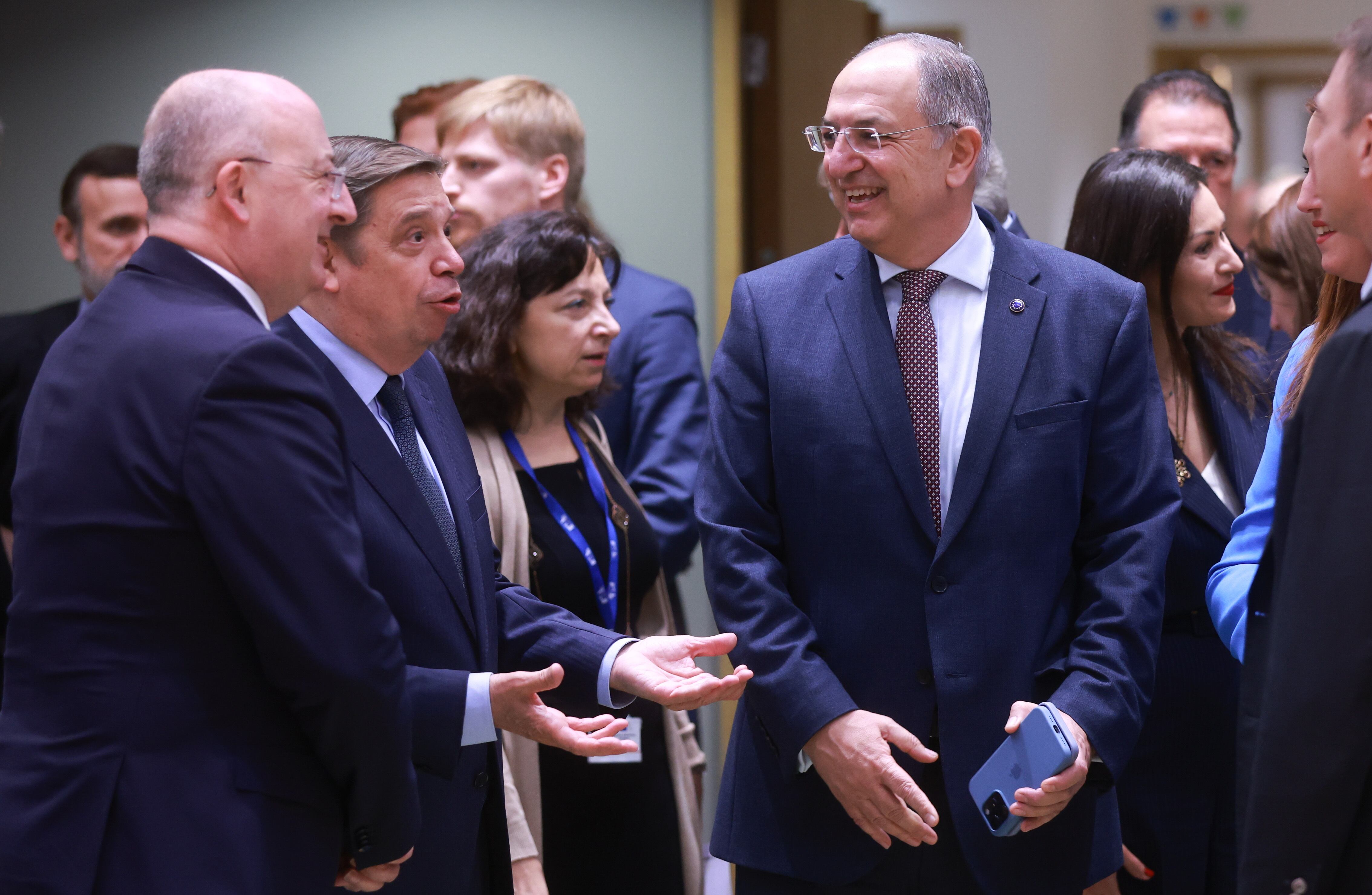 Los ministros de Agricultura y Pesca de Portugal, Jose Manuel Fernandes, y de España, Luis Planas, junto al comisario europeo del ramo, Costas Kadis, en Bruselas.