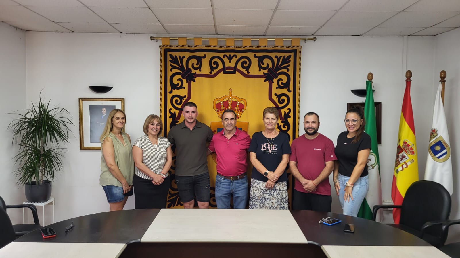 El Ayuntamiento de la Mojonera con su campeón.