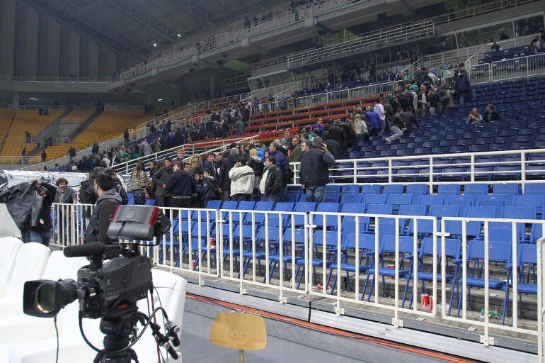 PABARC09. Athens (Greece), 19/12/2014.- The stadium is evacuated after the end of the first period following a bomb threat, during the Basketball Euroleague Regular season Group C match held between Panathinaikos Athens and FC Barcelona at O.A.K.A in Athe