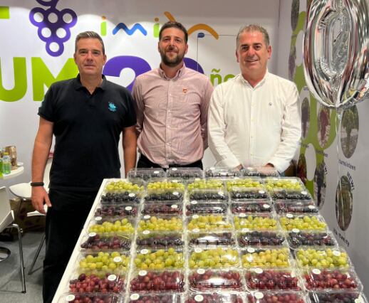 Laboratorio del IMIDA y, junto a sus directores de tesis, en la pasada edición de Fruit Attraction