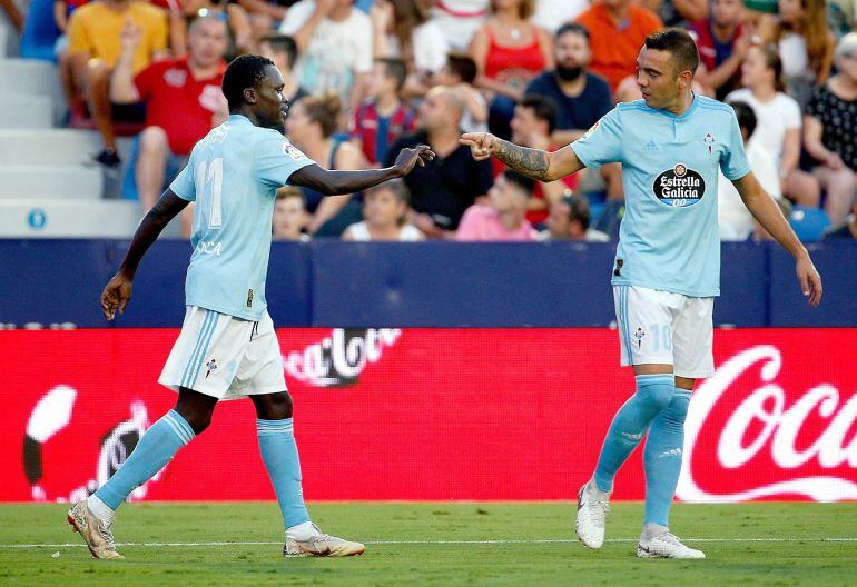 Aspas y Pione celebrando un gol en el Ciutat de Valencia