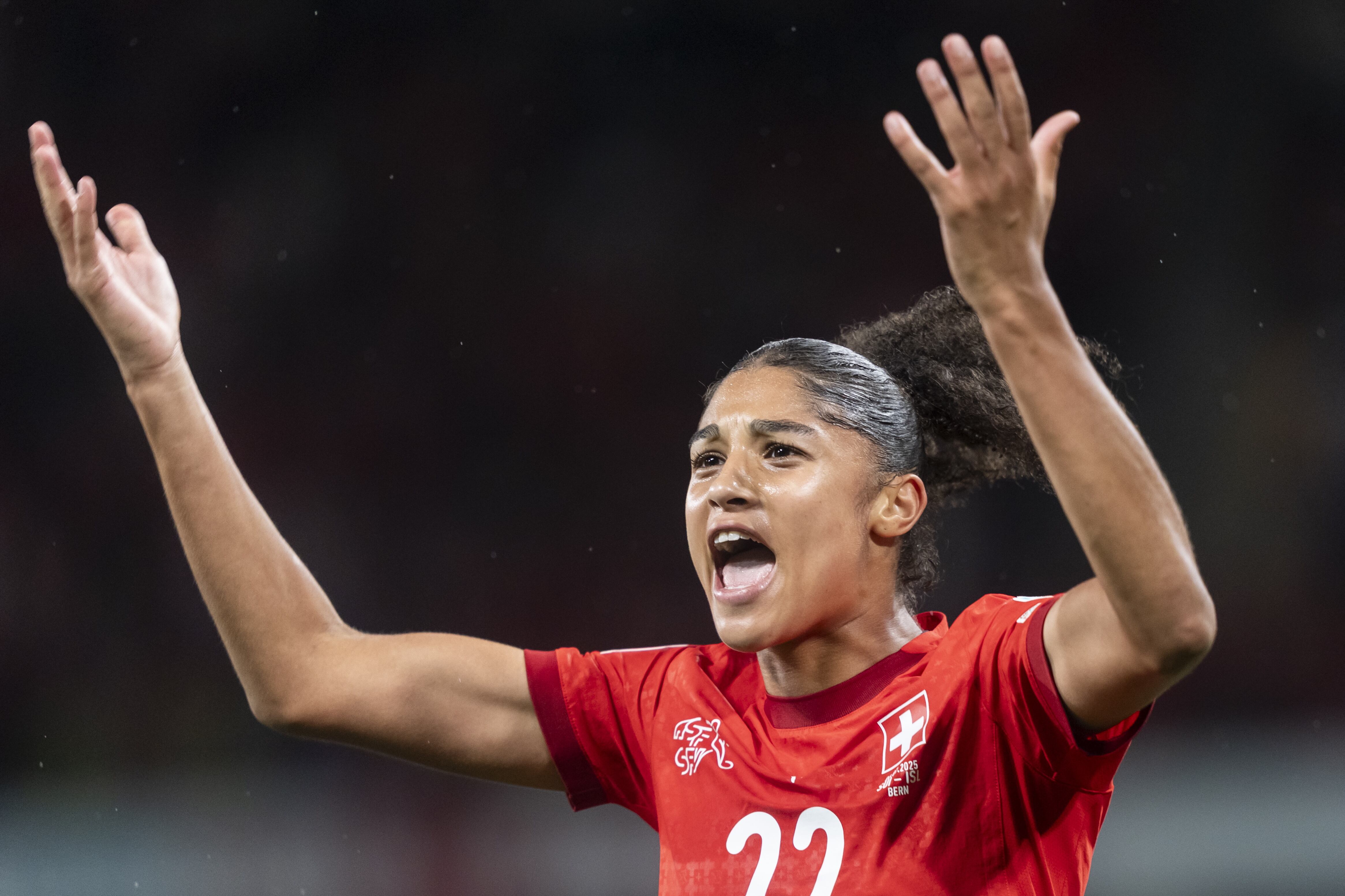 Sydney Schertenleib juega un partido con Suiza en esta Eurocopa