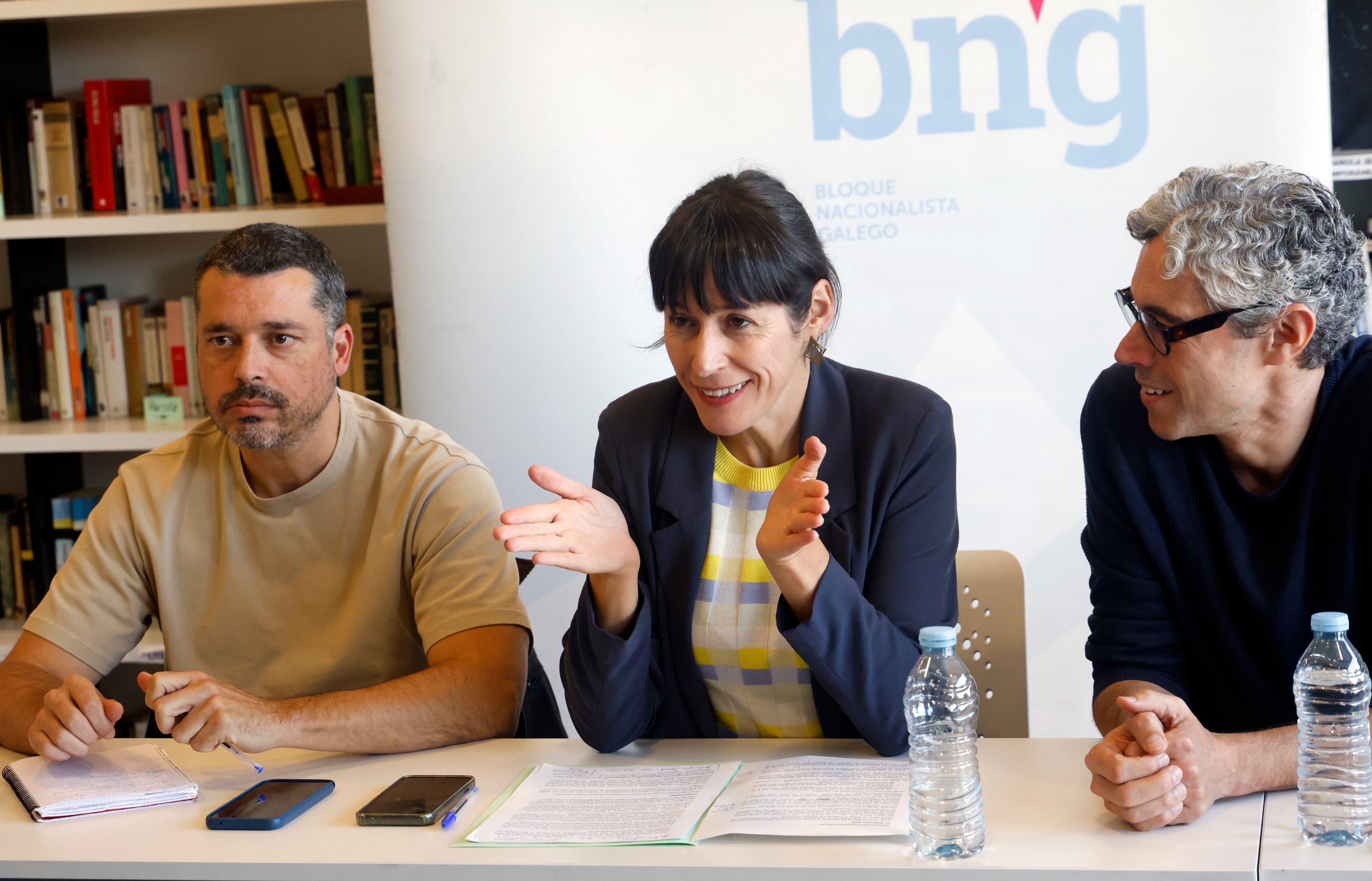 La portavoz nacional del BNG, Ana Pontón, se ha reunido con el Foro Cidadán polo Ferrocarril ante la demanda de mejoras en la conexión por tren con la comarca (foto: Kiko Delgado / EFE)