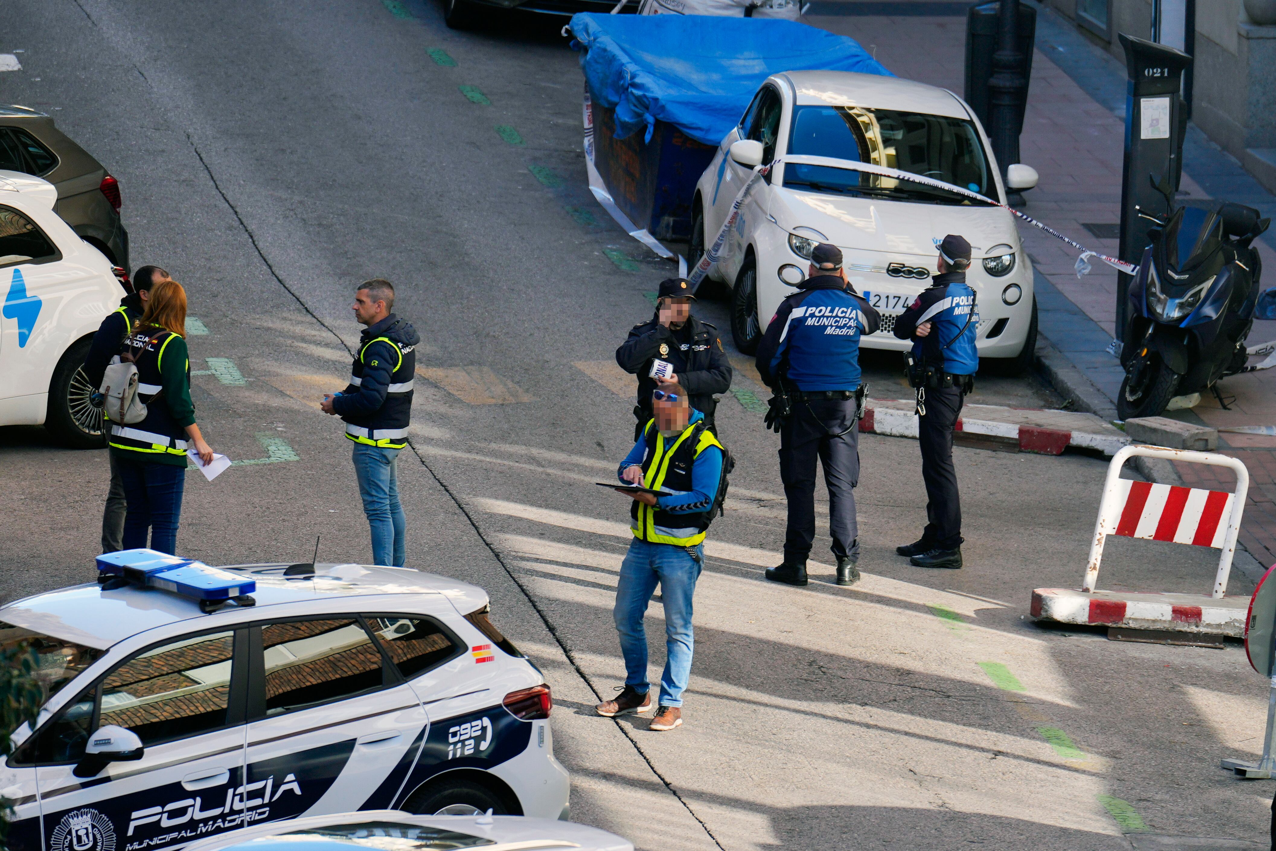 MADRID, 09/11/2023.- La Policía investiga en el lugar donde el político español Alejo Vidal-Quadras, que fue vicepresidente del Parlamento Europeo y presidente del conservador Partido Popular (PP) en Cataluña, ha recibido un disparo en la cara en la calle Núñez de Balboa de Madrid. Vidal-Quadras se encuentra fuera de peligro tras ser tiroteado en Madrid, según apuntó este jueves en rueda de prensa el presidente de este partido, Santiago Abascal. La Policía baraja la hipótesis de que el tiroteo haya sido un encargo a un profesional. EFE/Borja Sánchez-Trillo