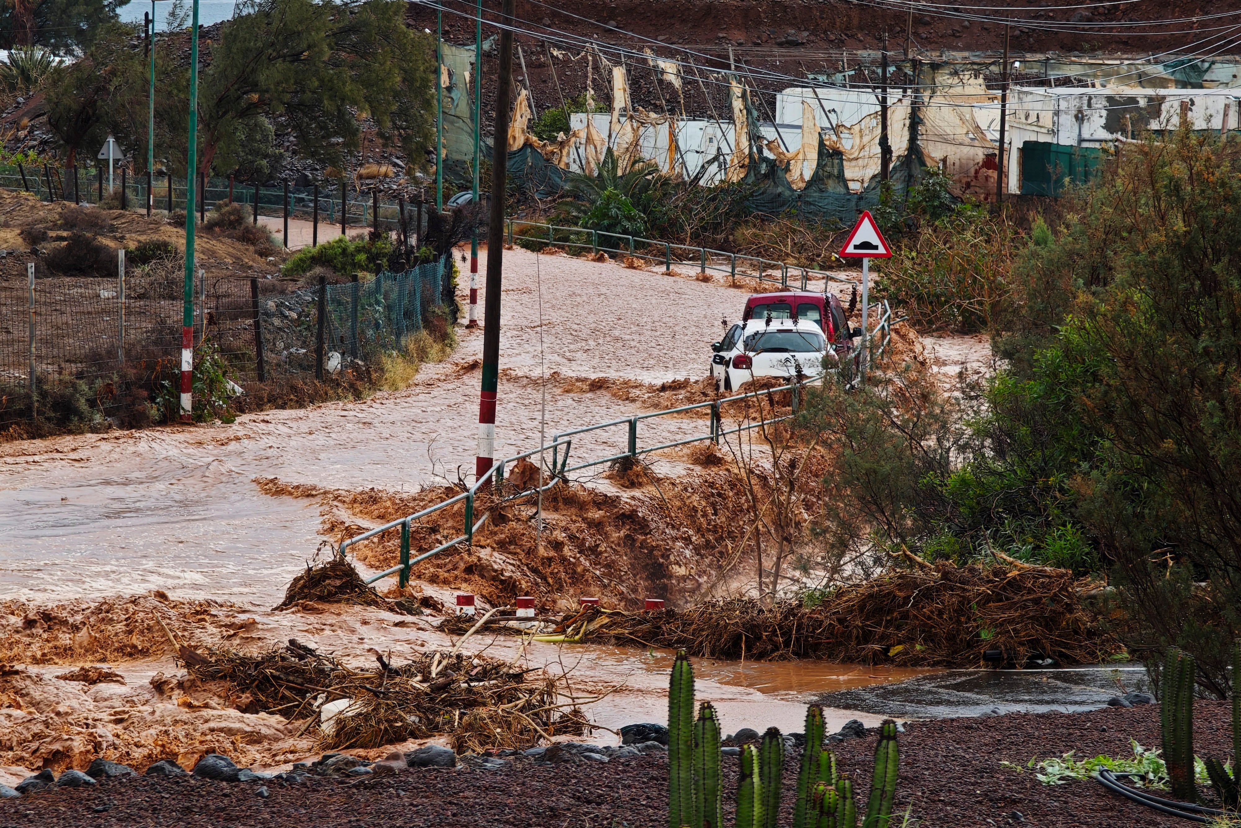 TELDE (GRAN CANARIA), 03/03/2025.- El barranco de Ojos de Garza, el Telde (Gran Canaria), desbordado por las lluvias. EFE/ Angel Medina G.