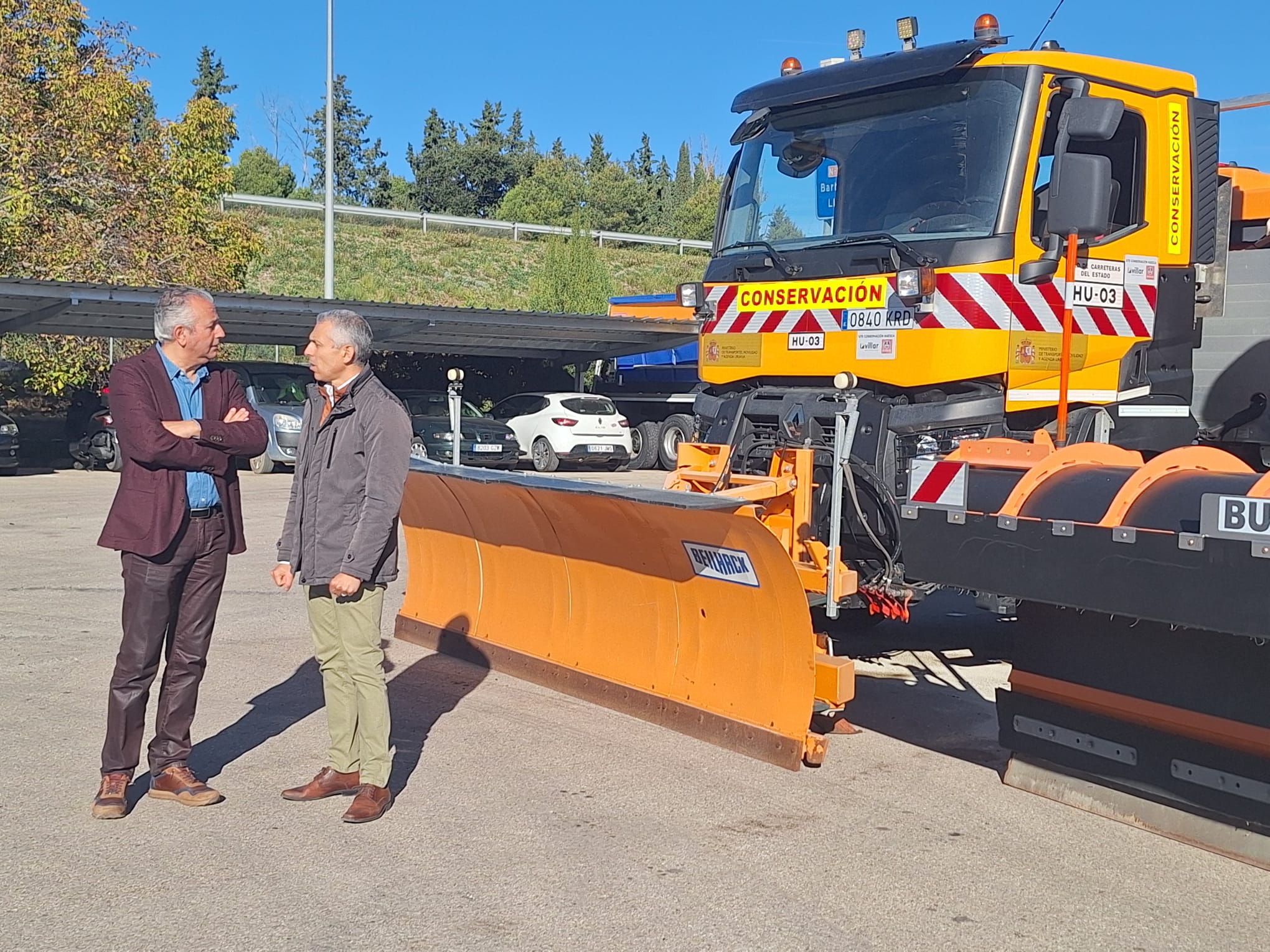 Carlos Campo, subdelegado del Gobierno en Huesca, visita los equipos para la vialidad invernal