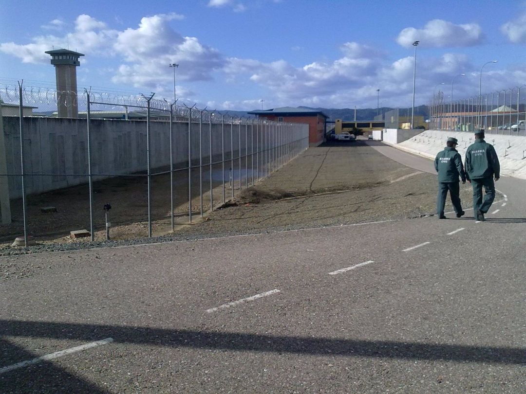 La Guardia Civil patrulla en el centro penitenciario