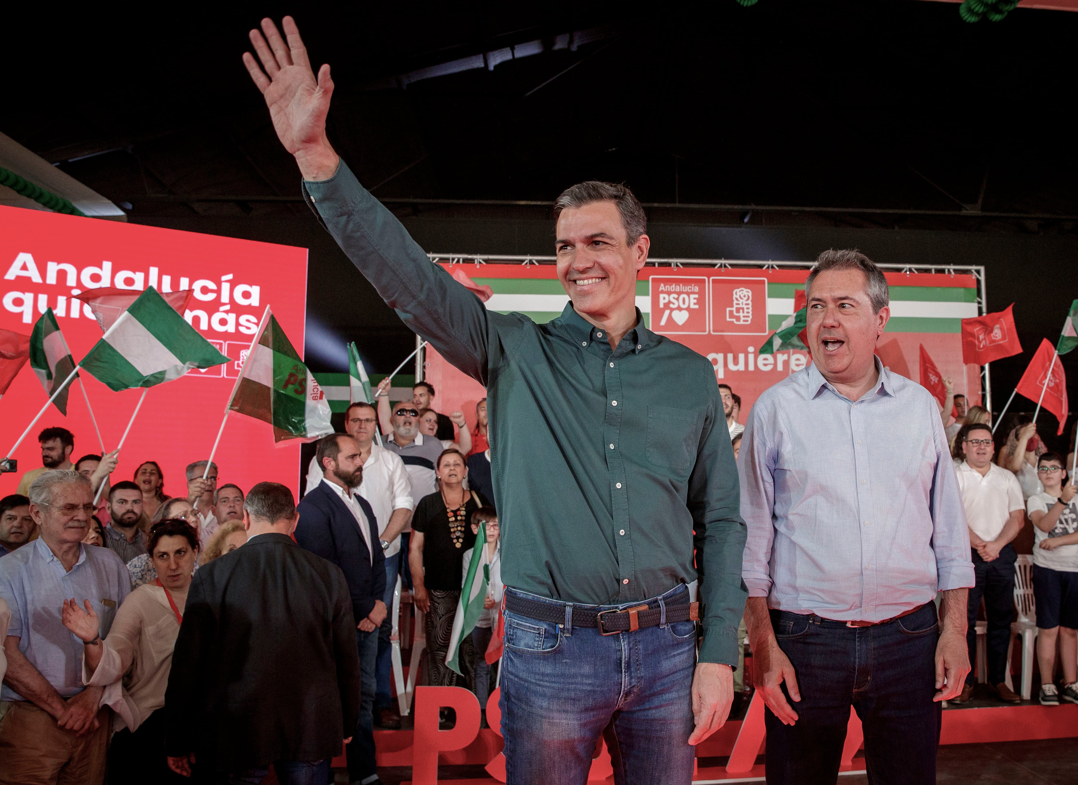 El presidente del Gobierno, Pedro Sánchez (i), y el candidato socialista a la Presidencia de la Junta de Andalucía, Juan Espadas (d)