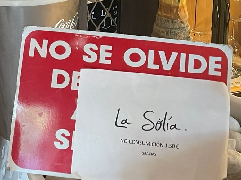 Un cartel que advierte a los clientes de La Solía que la &quot;no consumición&quot; tiene un coste de 1,50 euros.