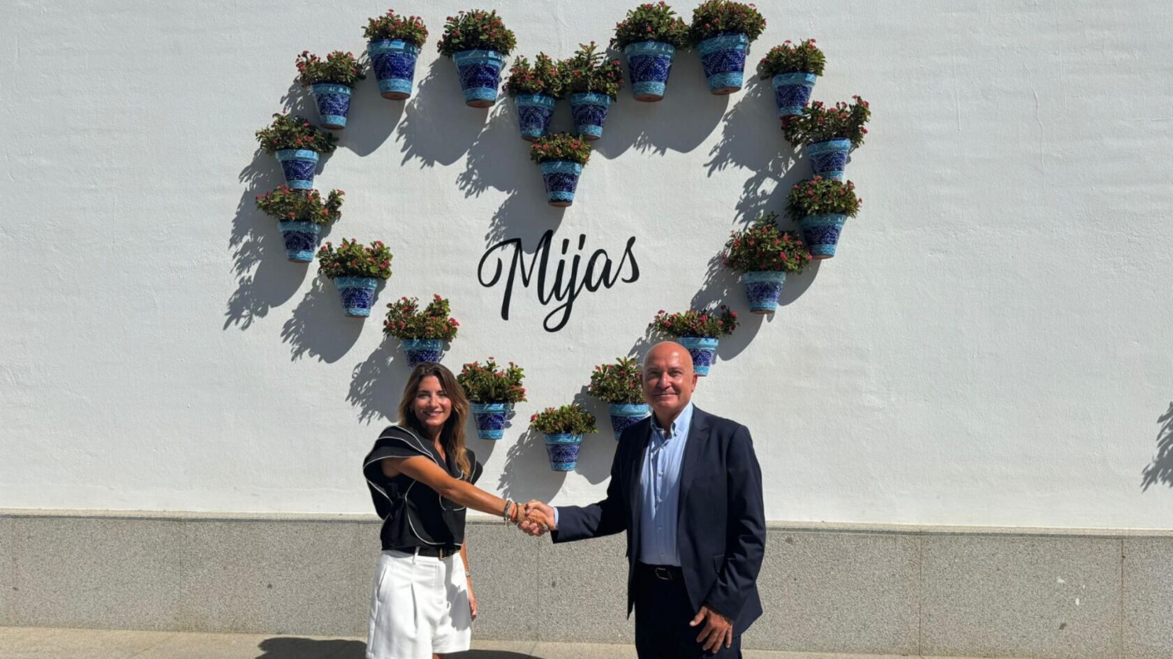 Ana Mata, alcaldesa de Mijas, y Antonio López Nieto, presidente del Unicaja, sellando el compromiso