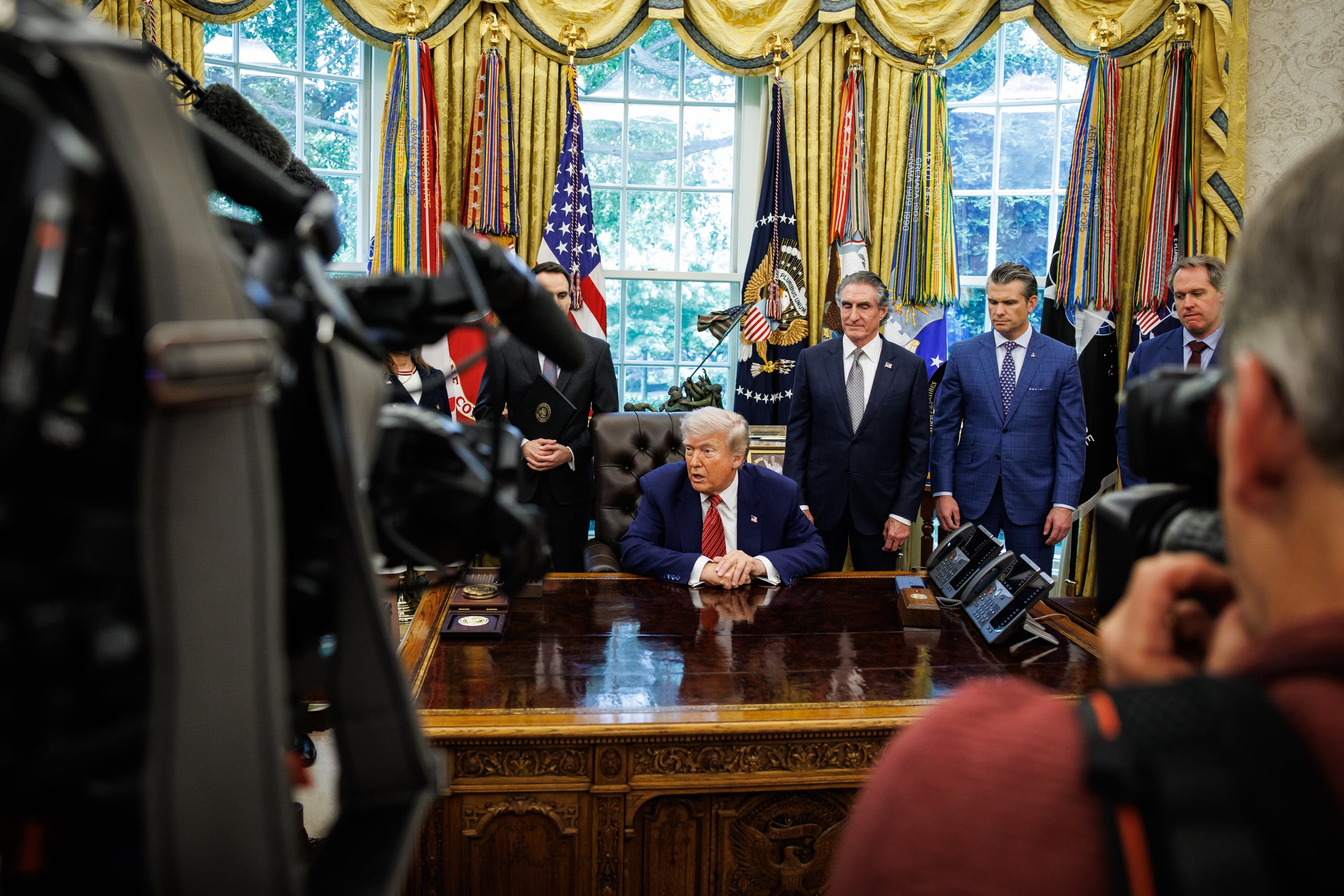 El presidente de Estados Unidos, Donald Trump, durante la firma de órdenes ejecutivas en el Despacho Oval. EFE/EPA/SAMUEL CORUM / POOL