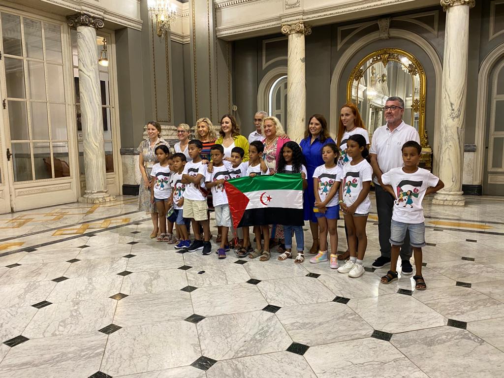 Niños y niñas saharauis de &#039;Vacances en Pau&#039; durante el acto de bienvenida en el Ayuntamiento