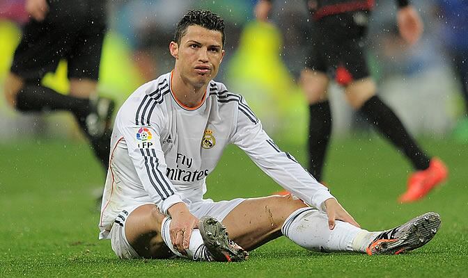 Cristiano Ronaldo se lamenta en el césped del Bernabéu