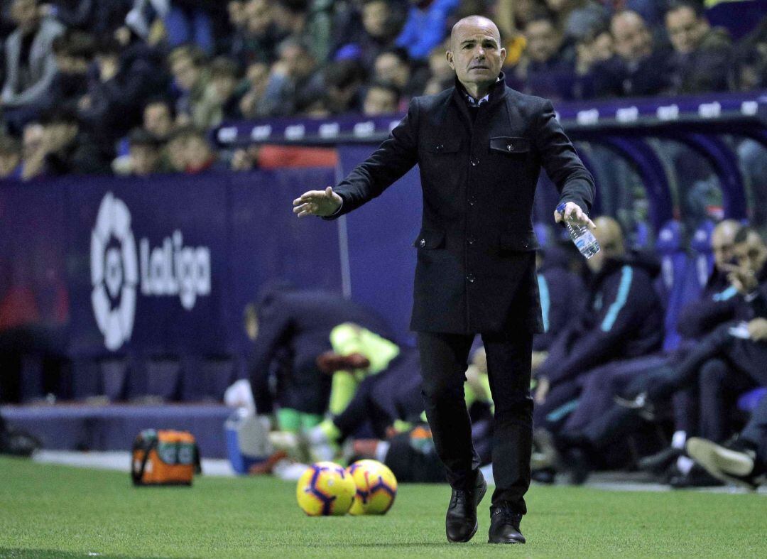 El entrenador del Levante, Paco López, durante el partido de Liga en Primera División ante el FC Barcelona 