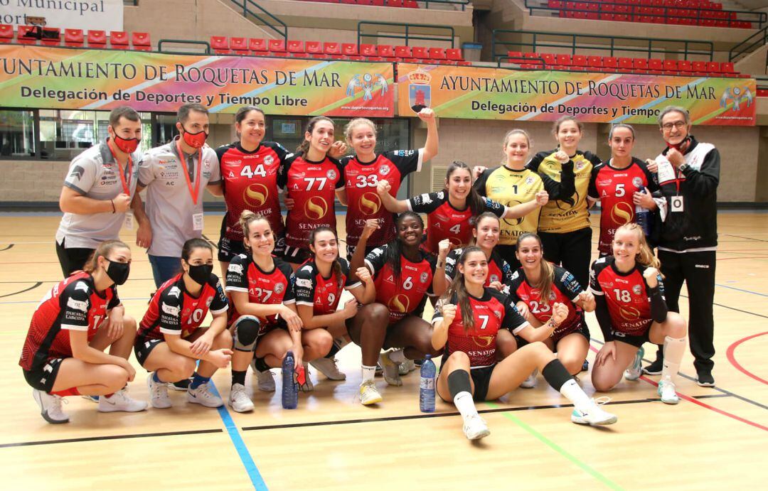 Las jugadoras rojillas celebrando la victoria.