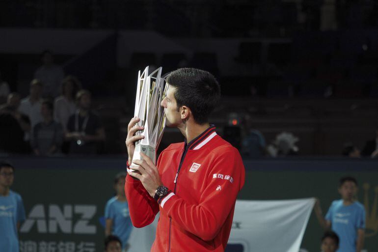 Djokovic besa el trofeo en Shanghái