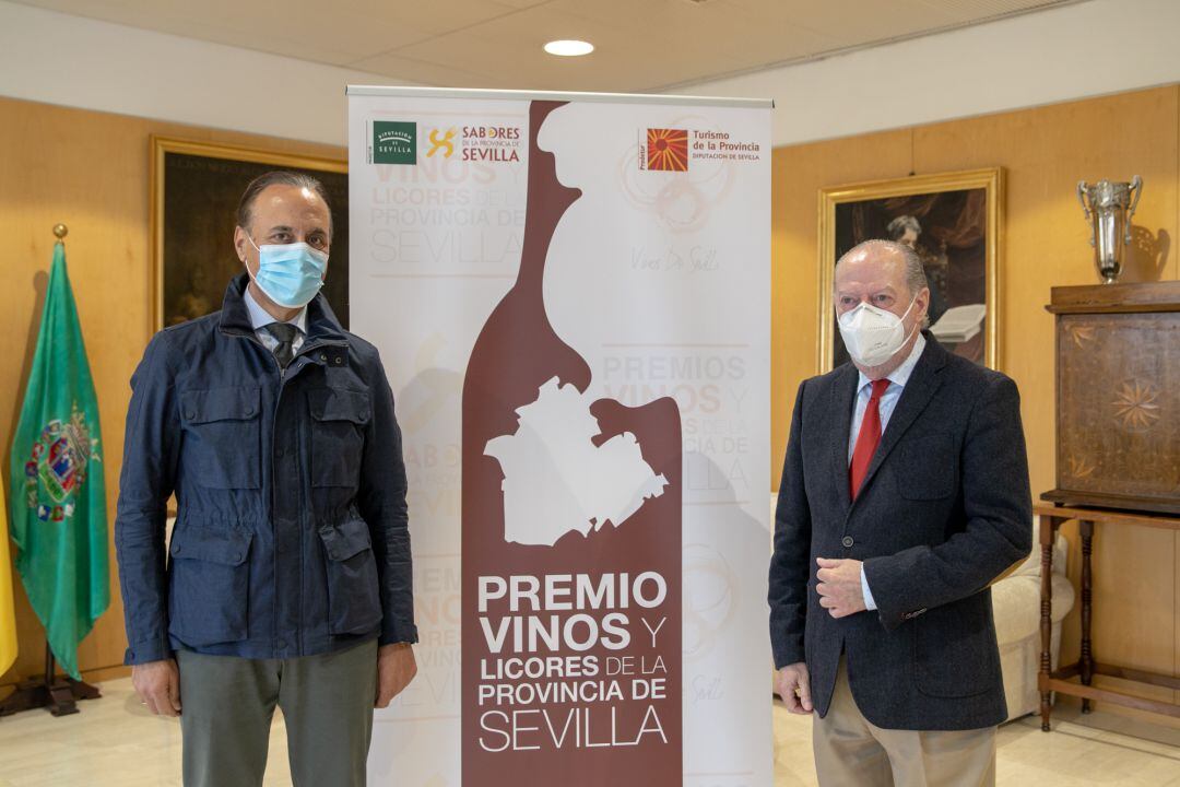 Villalobos junto al presidente de la Asociación de Productores de Vinos y Licores de la Provincia de Sevilla