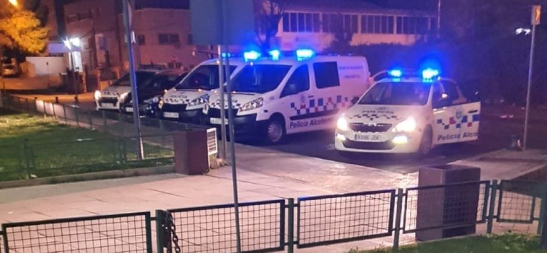 La Policía a las puertas de la empresa en Alcobendas