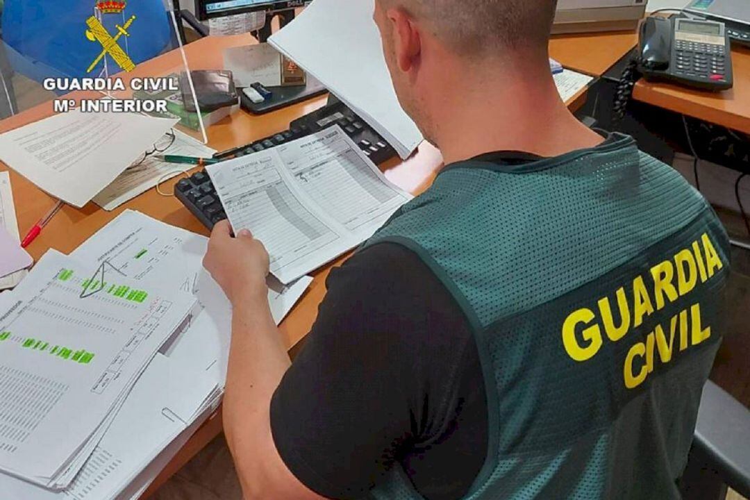 Agente de la Guardia Civil inspeccionando documentos