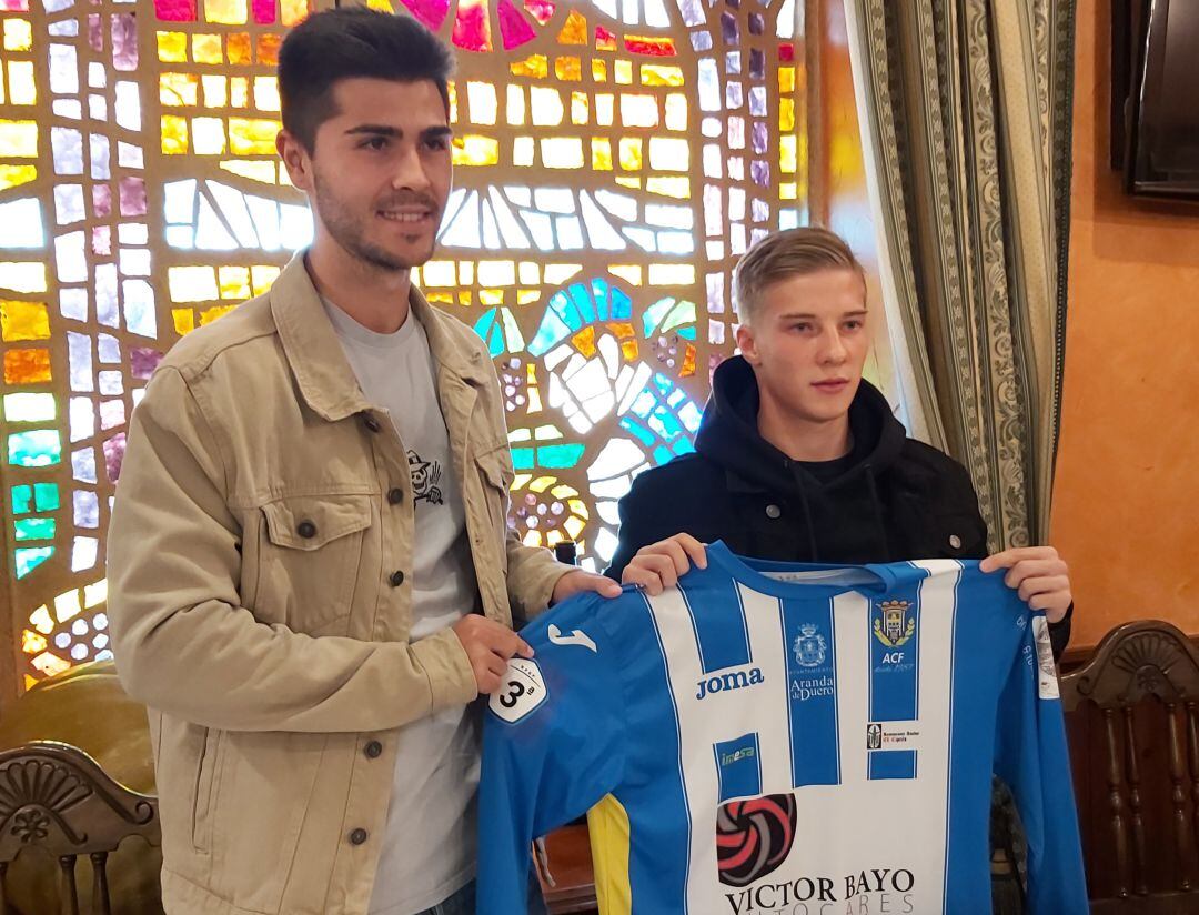 Cifuentes (izquierda) y Yako (derecha) posan con la camiseta de la Arandina