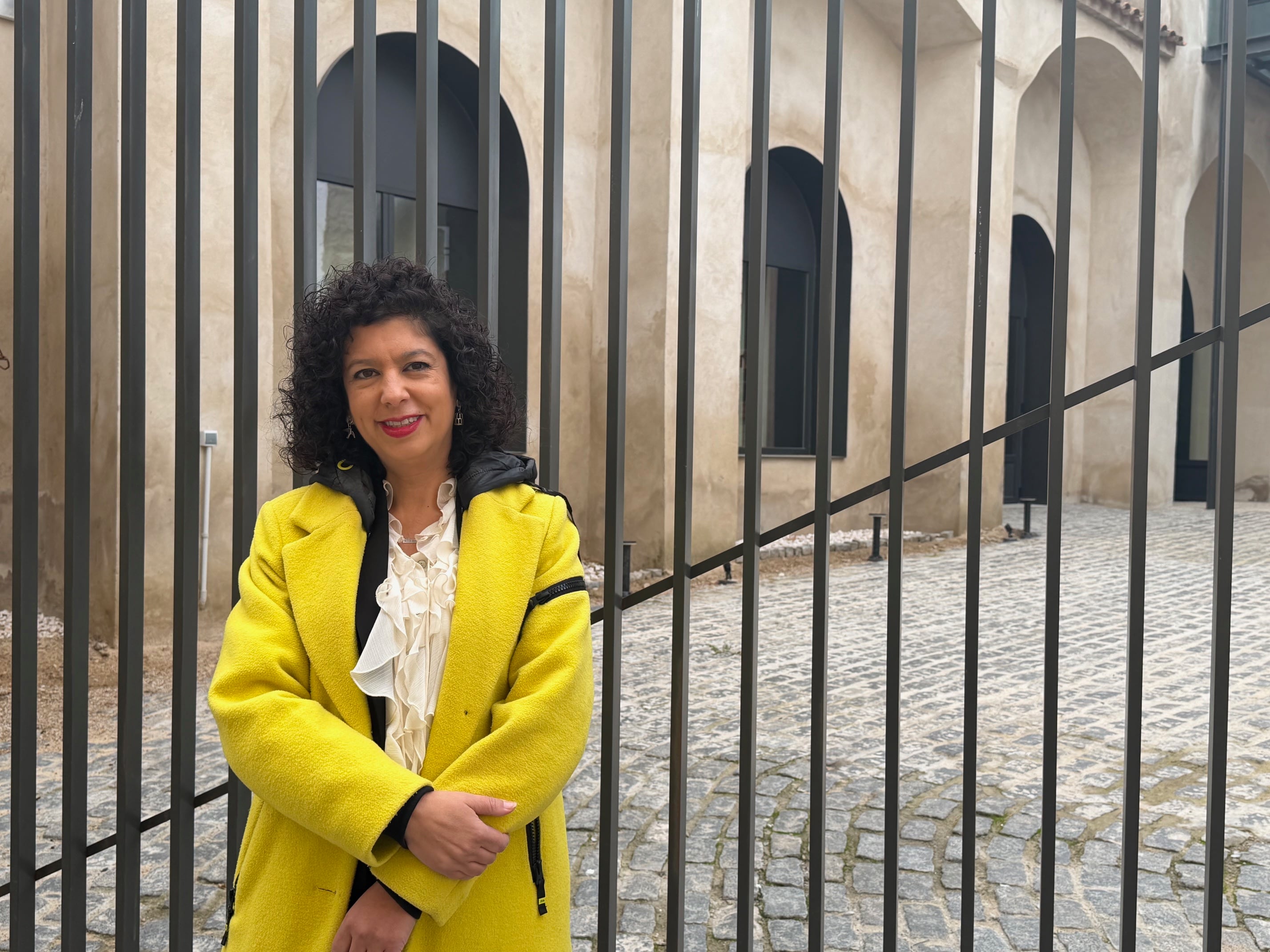 Silvia González a las puertas de la Escuela de Artes y Oficios