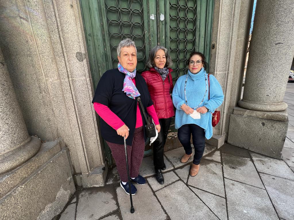 Ana, Mari Carmen y Concha en la puerta del antiguo edificio de la Compañía Telefónica Nacional de España en Ciudad Real