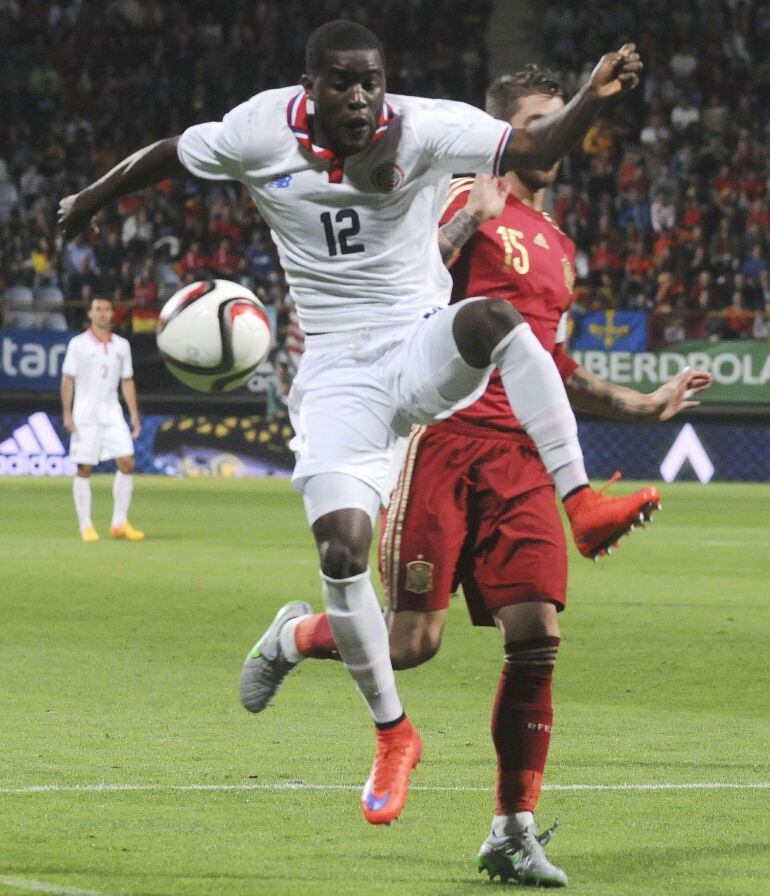 GRA612. LEÓN, 11/06/2015.- El jugador de la selección de Costa Rica Campbell (i) protege el balón ante Sergio Ramos, de España, durante el partido amistoso disputado esta noche en el estadio Reino de León. EFE/J. Casares